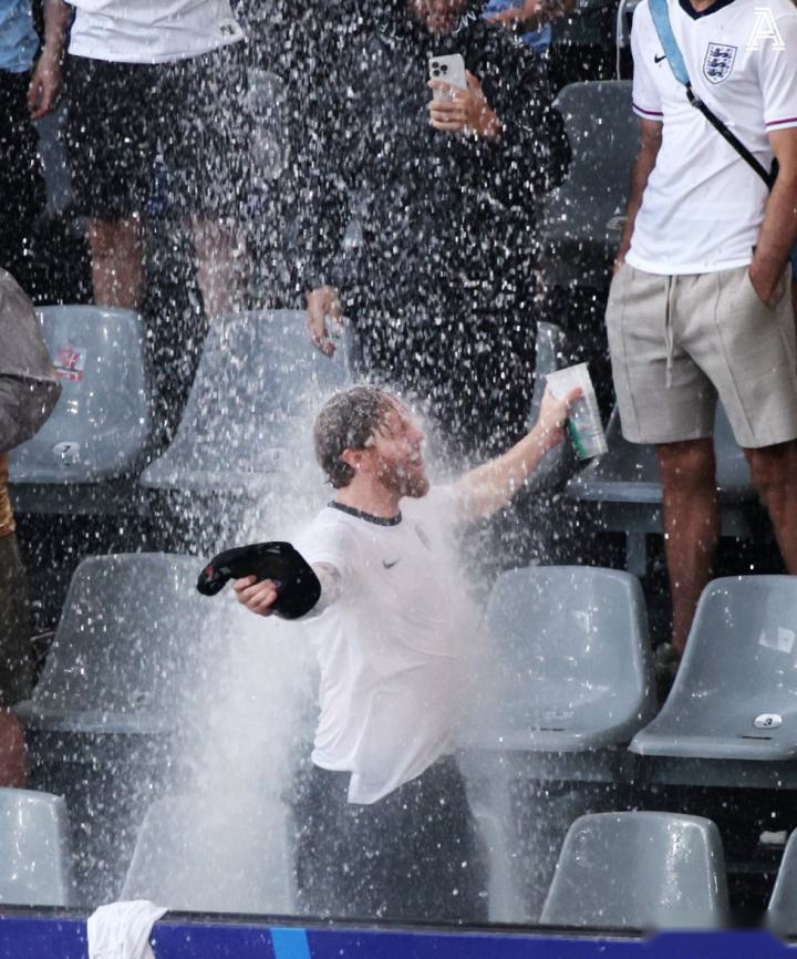 气氛很嗨，多特主场漏雨一名英格兰球迷把自己浇了个透